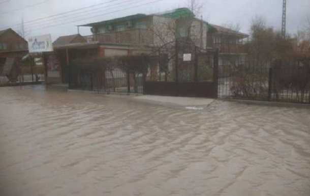 Азовское море затопило базы отдыха в Кирилловке