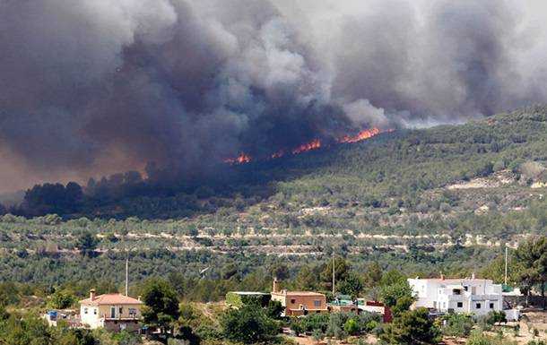 Лісові пожежі охопили популярний туристичний район Іспанії
