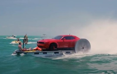Роскошный Dodge превратили в необычную лодку