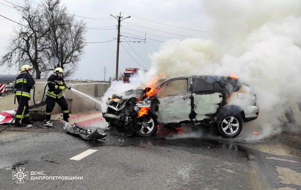 В Днепропетровской области автомобиль врезался в блокпост: двое пострадавших