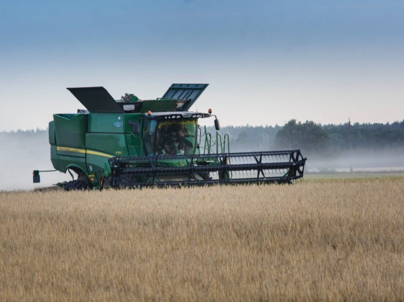 Жатва-2023: аграрии уже намолотили почти 217 тыс. тонн зерна нового урожая
