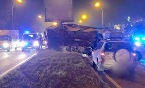 У Києві авто на швидкості перевернуло маршрутку з людьми: момент потрапив на відео