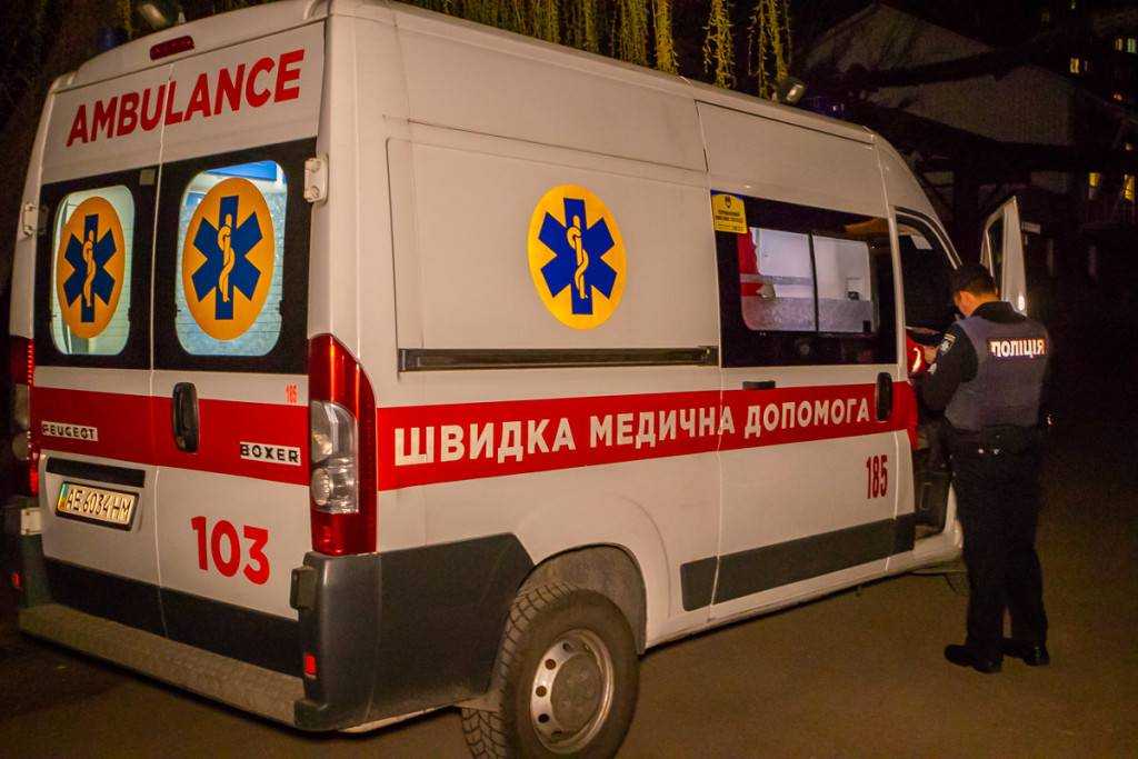 В Днепре возле общежития двум парням порезали лица