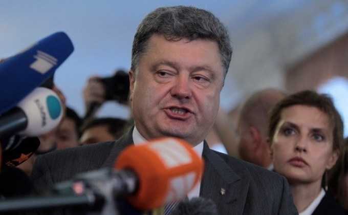 Порошенко ударил журналиста и швырнул подчиненного