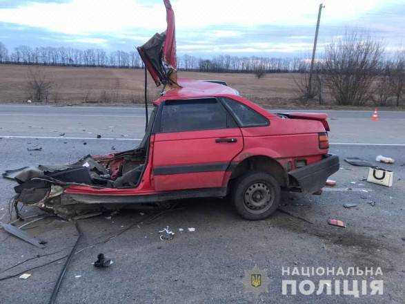 Под Винницей от удара об отбойник автомобиль разорвало пополам, есть погибшие