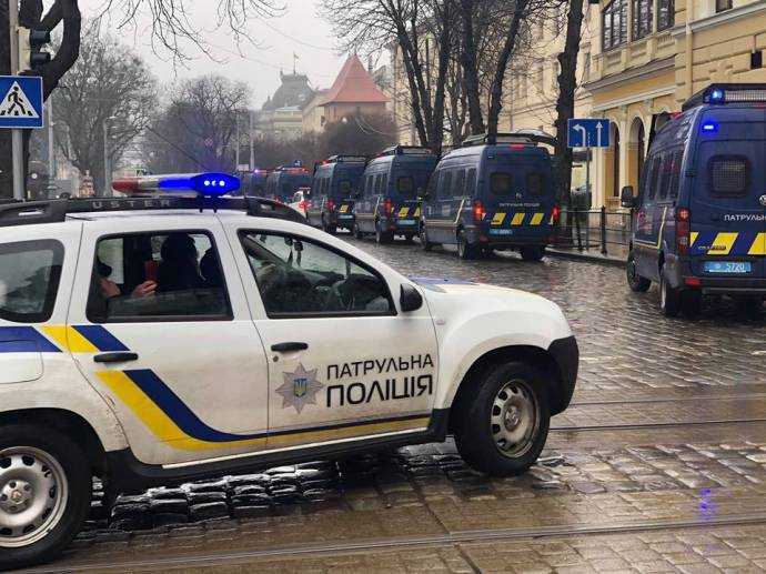 Гриценко заявил: во Львове на встречу с Порошенко сгоняют военных в гражданском