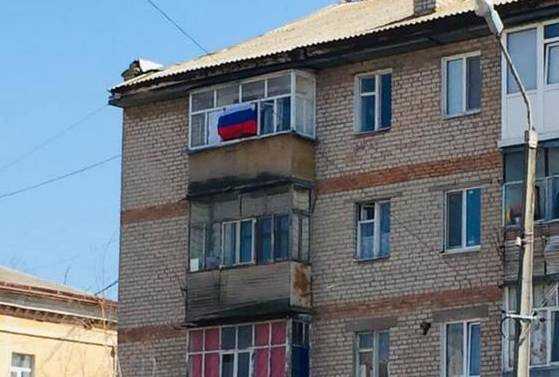 В Запорожской области на балконе вывесили флаг РФ и выкрикивали антиукраинские лозунги