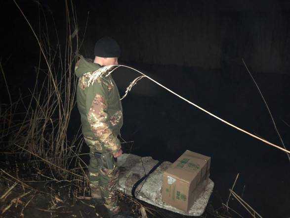 На плоту из пенопласта в Украину ввезли более 5 тыс. пачек контрабандных сигарет