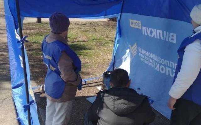 В Николаеве неизвестные в масках напали на палатки Вилкула и сломали ногу одному из агитаторов