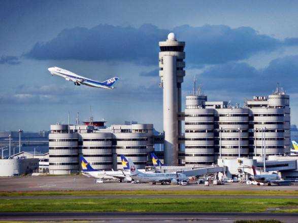 В аэропорту Токио столкнулись два грузовых самолета