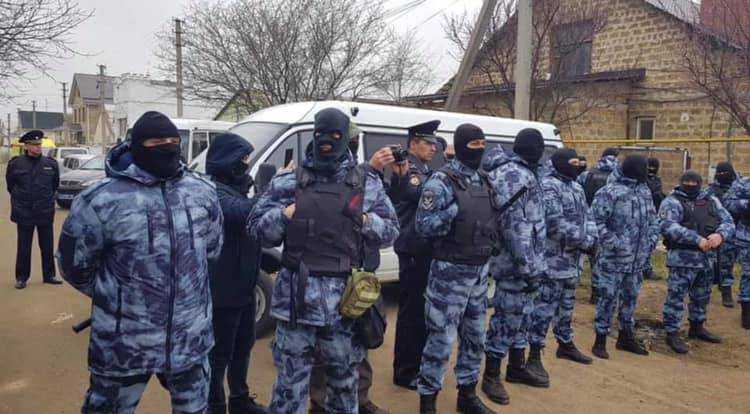 Обыски в Крыму: в ФСБ увезли уже 16 человек