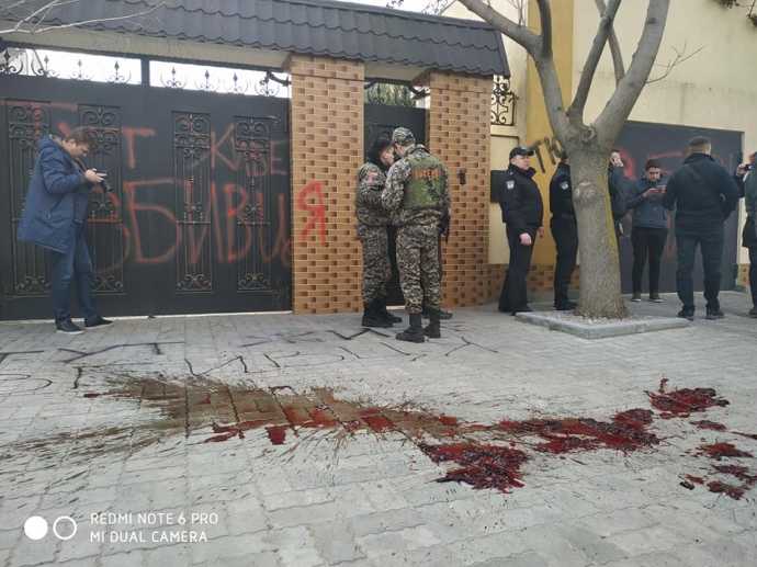 "Здесь живет убийца": в Херсоне забросали петардами дом Рищука