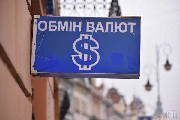 Доллар стали активнее раскупать, расшатывая его курс перед выборами