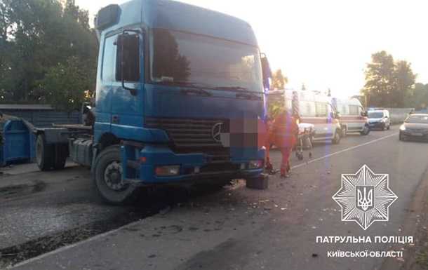 Під Києвом легковик зіткнувся з фурою: є жертви
