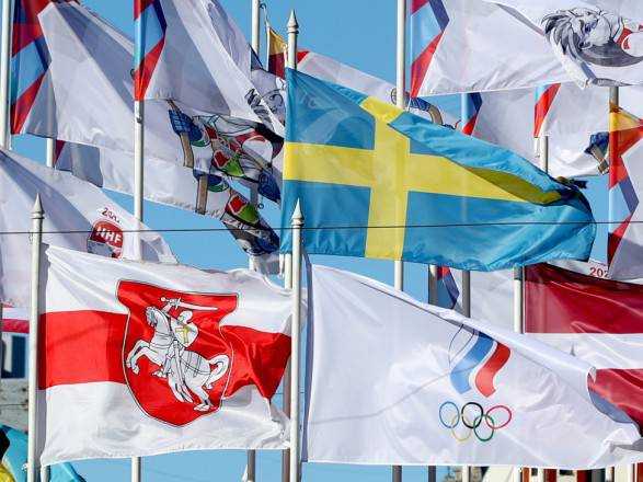 У Ризі окрім прапору Білорусі - прапор Росії замінили на прапор ОКР: Москва відреагувала