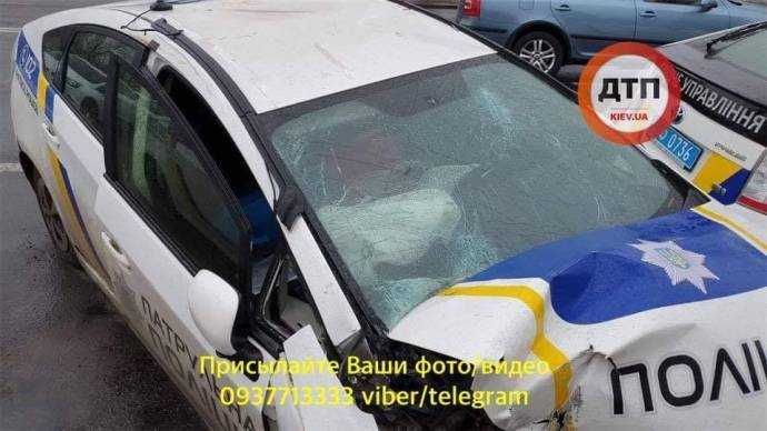 В Киеве авто патрульных влетело в столб, двое полицейских в больнице