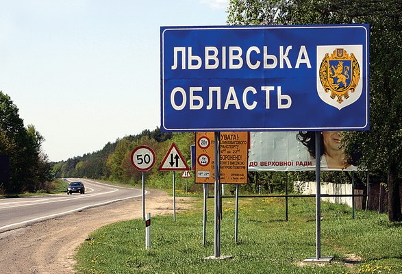 На Львовщине враг трижды попал в промышленные склады: погибших нет, пожар до сих пор тушат