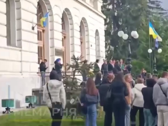 Во Львове студенты вышли на митинг: требуют уволить Фарион