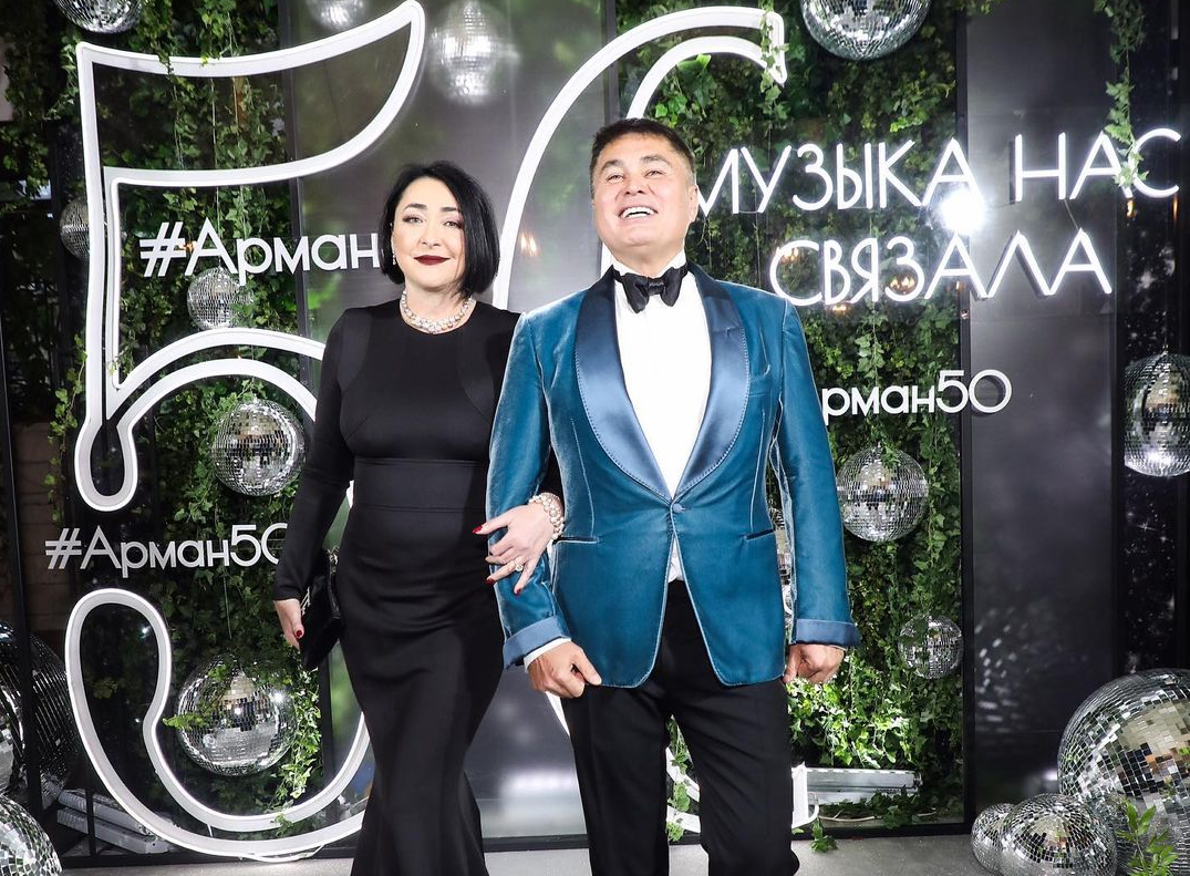 Обличчя дало тріщину: у Лоліти під час концерту розійшовся шов на обличчі
