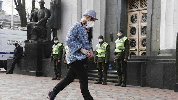 Еще три региона вынудили продлить карантин