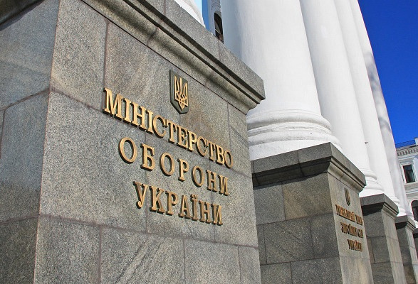 Все работают в штатном режиме: в Минобороны опровергли информацию о подготовке увольнения трех командующих ВСУ