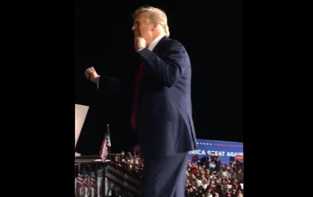 Переболевший COVID Трамп станцевал перед избирателями