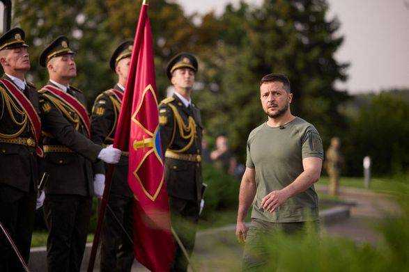 Зеленський запевнив, що не планує нікуди переводити Залужного
