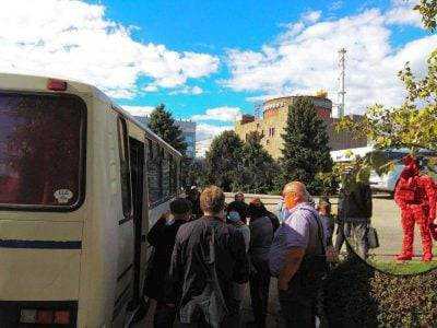 Російські загарбники біля ЗАЕС влаштували виставу з голосуванням на "референдумі"