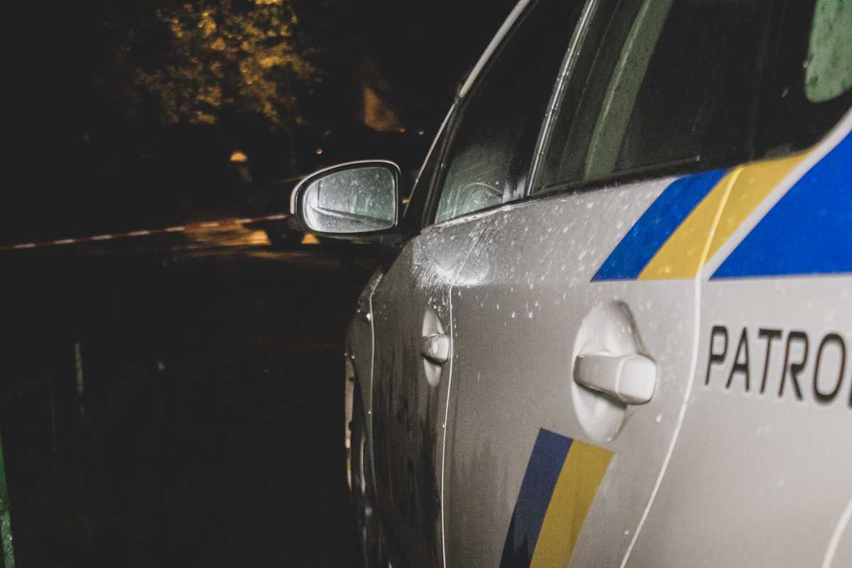 В одному з районів столиці чоловік вдарив ножем поліцейського