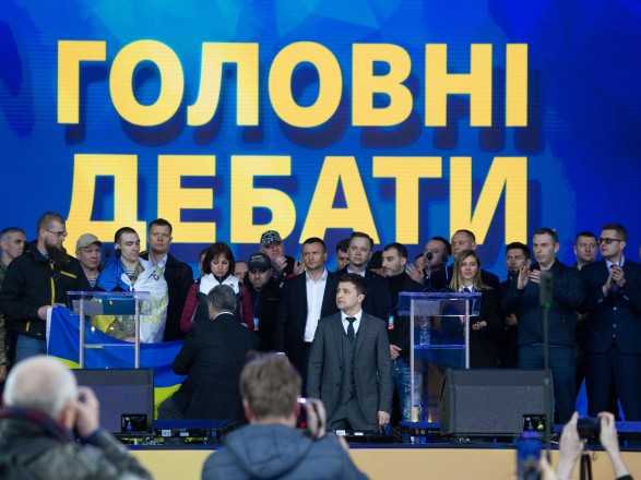 Порошенко и Зеленский стали на колени во время дебатов