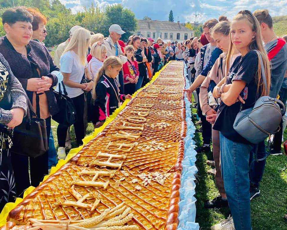 У Черкасах спекли найдовший яблучний пиріг