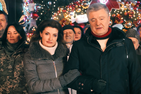 Порошенко вместо Зеленского: два телеканала игнорируют президента