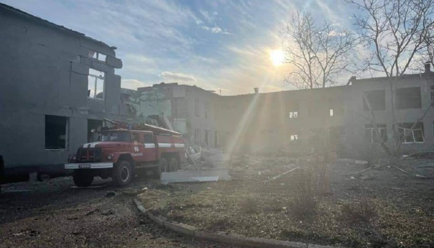 Обстріл школи в Миколаївському районі: 2 особи загинуло та ще двоє постраждали - ДСНС