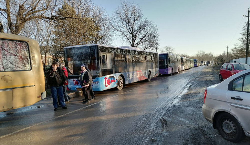 Евакуйовані з ОРДЛО все ще в автобусах