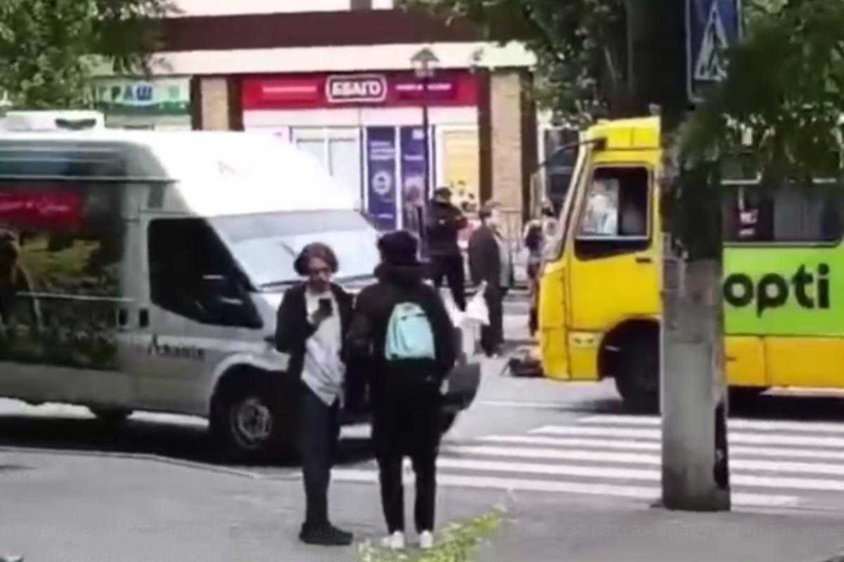 В Одесі "перегони" маршруток завершилися аварією: збили підлітка