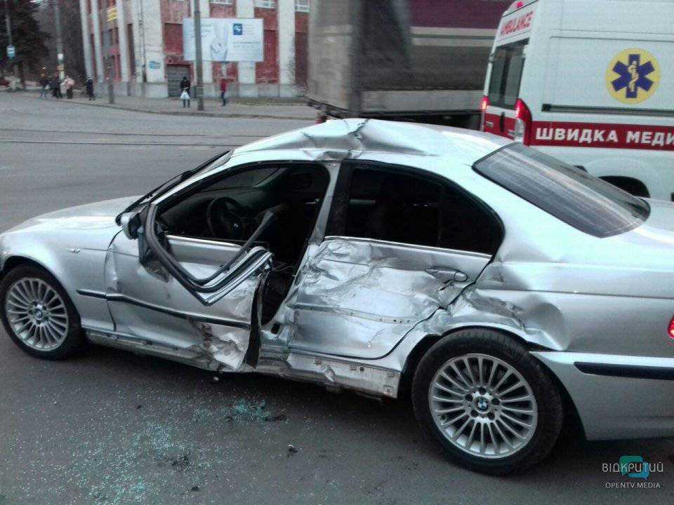 В Днепре грузовик протаранил две иномарки: есть пострадавшие