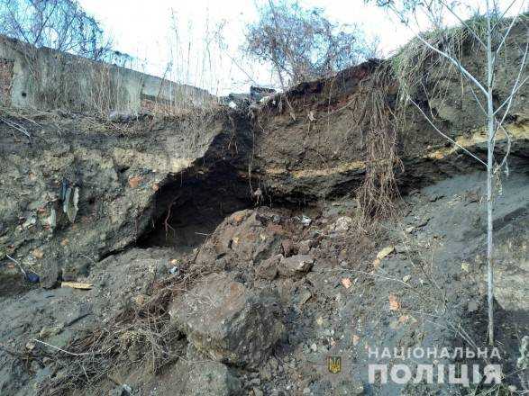 Збирав металобрухт: 12-річний хлопчик загинув під завалом піску