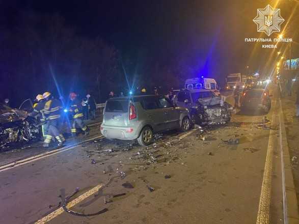 Масштабна ДТП у Києві із постраждалими: зіштовнулись чотири авто, рух заблоковано