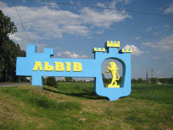 У Львові після вибухів школи переводять на дистанційку, у місті перебої з мобільним зв'язком