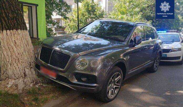 В Киеве пьяный водитель на дорогом авто врезался в дерево