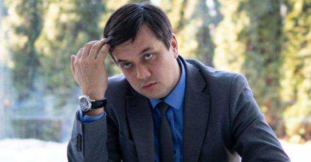 Особняк, квартиры и элитный автопарк: Разумков подал декларацию