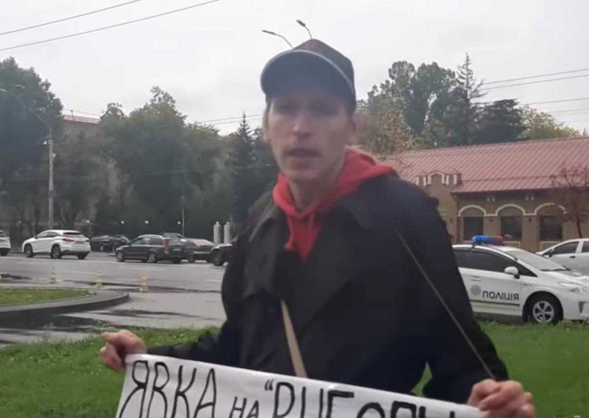 "Путінські посіпаки": під російським посольством у Києві біженець з РФ влаштував одиночний пікет