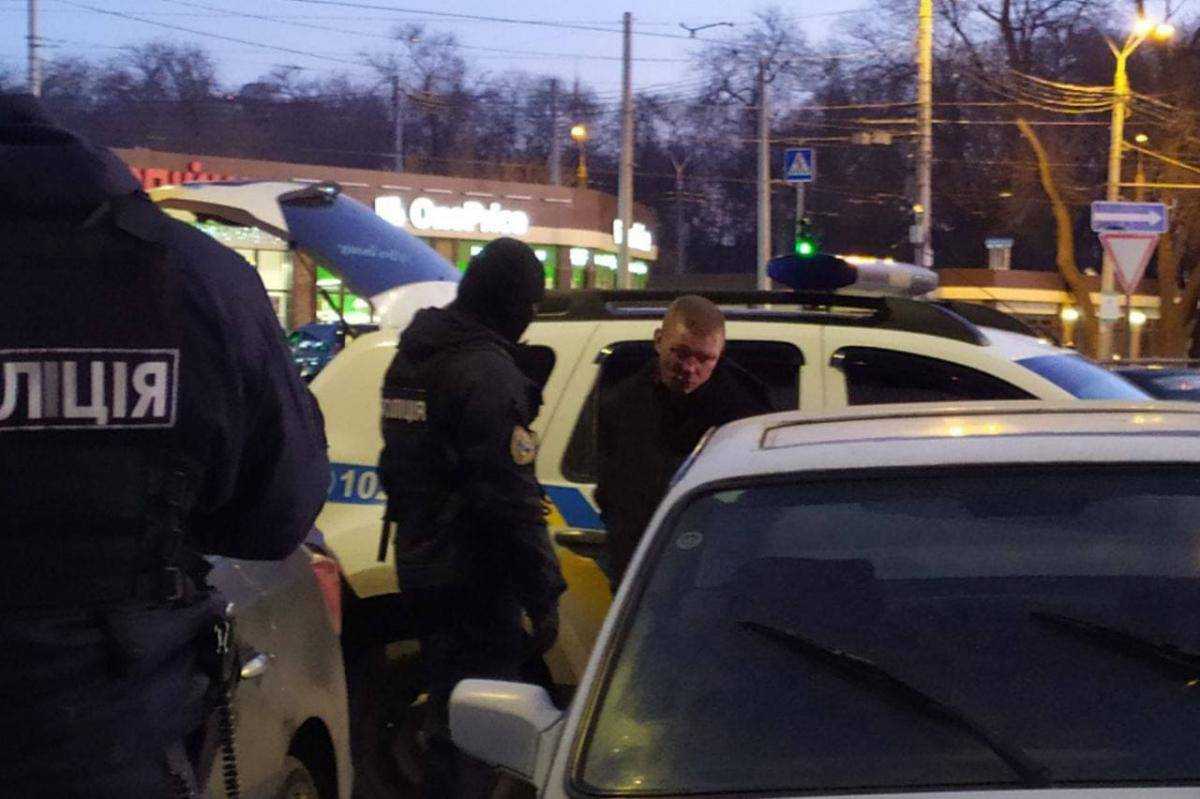 В Одесі наркоман покусав перехожих через цигарку