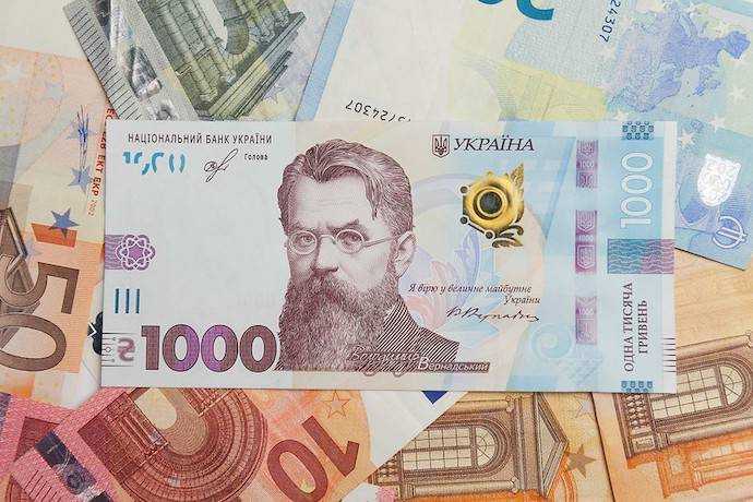 Курс долара продовжує дивувати українців