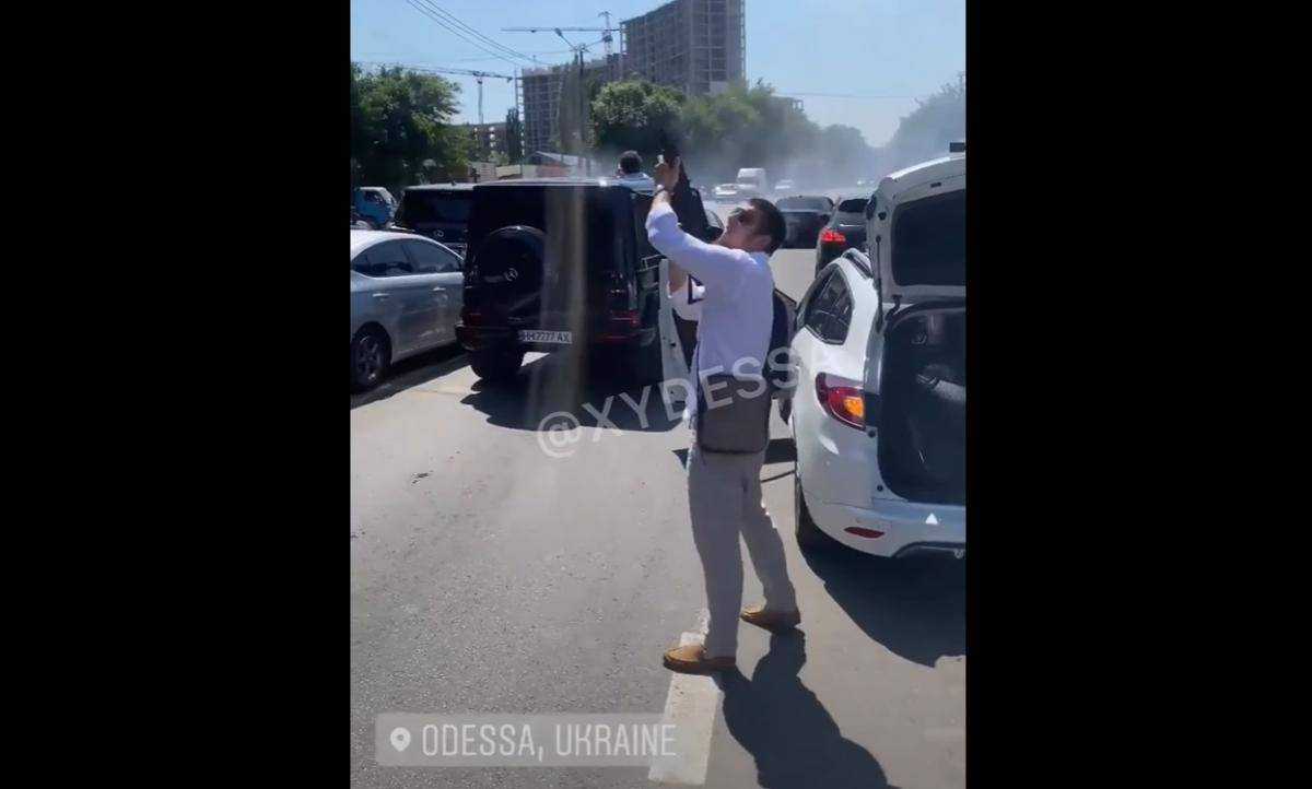 Стрілянина з автомата та вуличний дрифт: весілля під Одесою перетворилося на свавілля