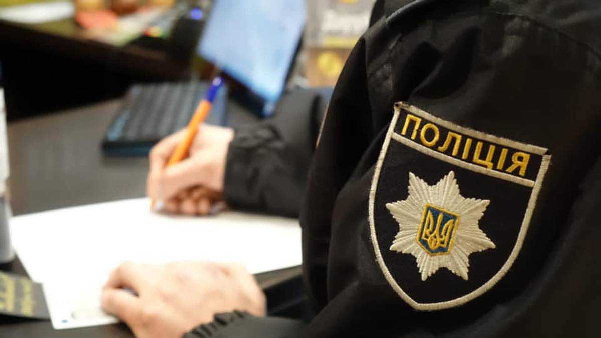 Продавець ледь не переламала пальці хлопцеві: в мережу потрапило відео конфлікту