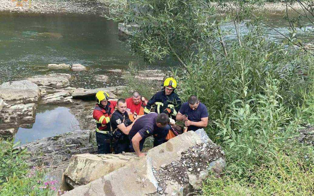 У Закарпатській області водій з сім'єю на автомобілі злетів з моста у річку