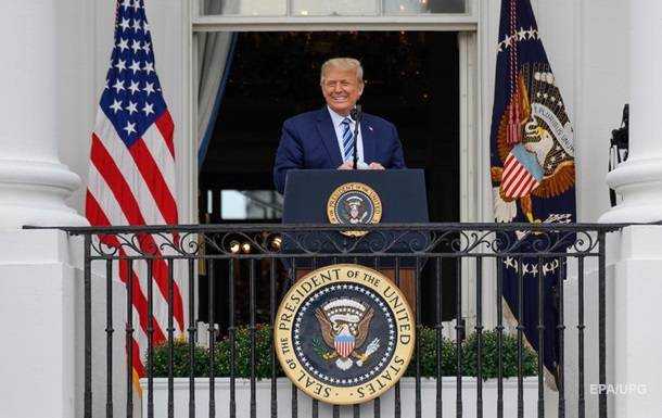 Трамп впервые вышел на публику после COVID