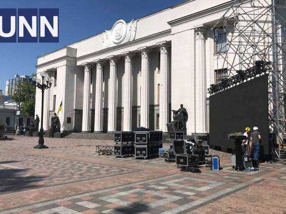 Возле Рады продолжается подготовка к инаугурации