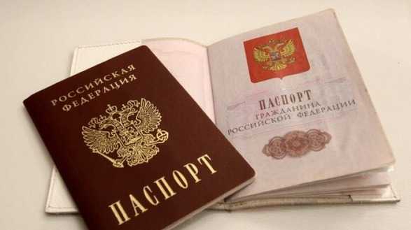 В Маріуполі окупанти змушують "бюджетників" отримати паспорти рф